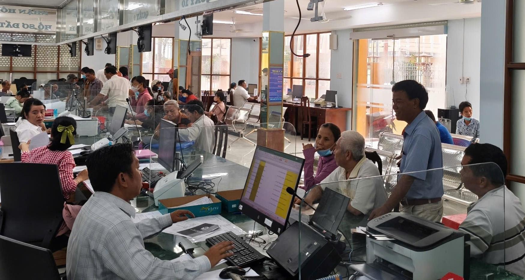 Xã Cần Đước từng bước tháo gỡ khó khăn trong giải quyết thủ tục hành chính thông qua ứng dụng công nghệ thông tin