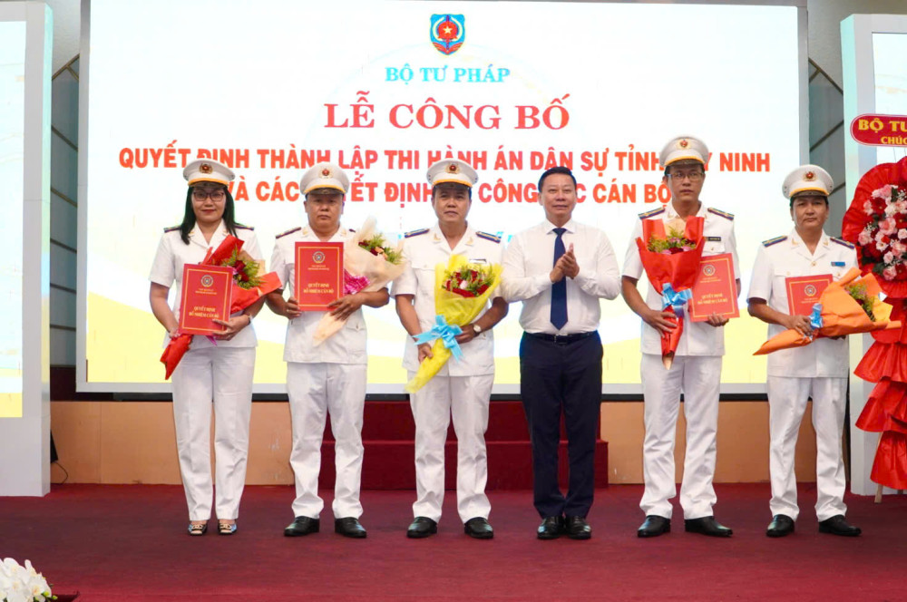 Thứ trưởng Bộ Tư pháp - Nguyễn Thanh Ngọc trao quyết định công tác cán bộ Thi hành án dân sự tỉnh Tây Ninh