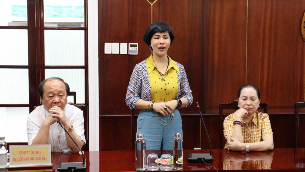 Đại diện Công ty Cổ phần Du lịch Văn hóa Suối Tiên trình bày dự án Hậu Nghĩa Thiên Đô