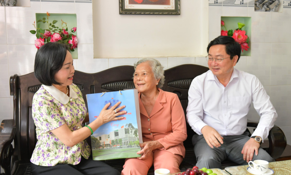 Phó Chủ tịch Quốc hội – Nguyễn Thị Thanh thăm gia đình chính sách tại huyện Bến Lức 
