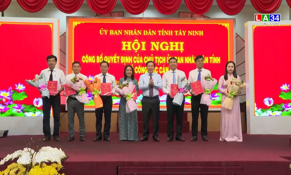 UBND tỉnh công bố các quyết định về công tác cán bộ