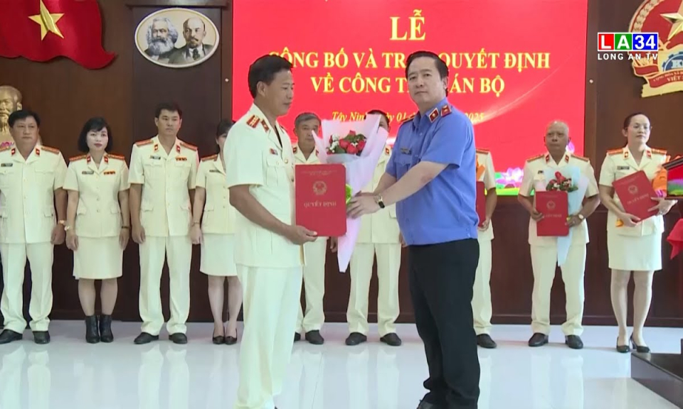 Viện Kiểm sát nhân dân tỉnh trao quyết định về công tác cán bộ