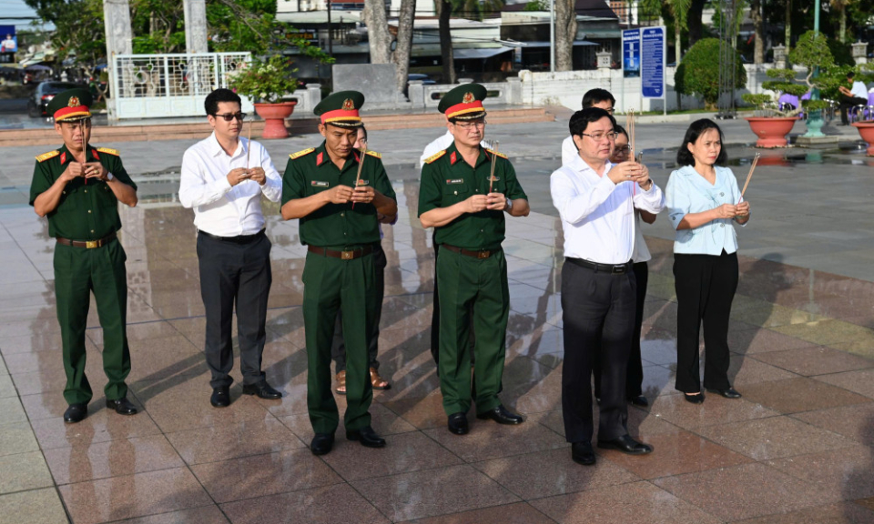Bí thư Tỉnh ủy - Nguyễn Văn Quyết viếng Nghĩa trang liệt sĩ Trà Võ