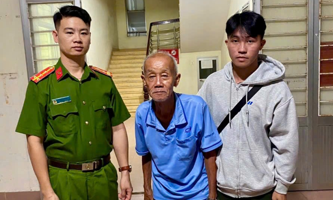 Công an xã Thủ Thừa hỗ trợ tìm người thân cho cụ ông 77 tuổi đi lạc