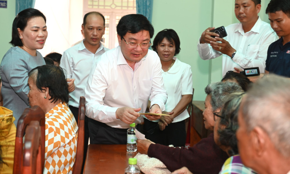 Bí thư Tỉnh ủy - Nguyễn Văn Quyết: Tặng quà người dân xã Ninh Điền