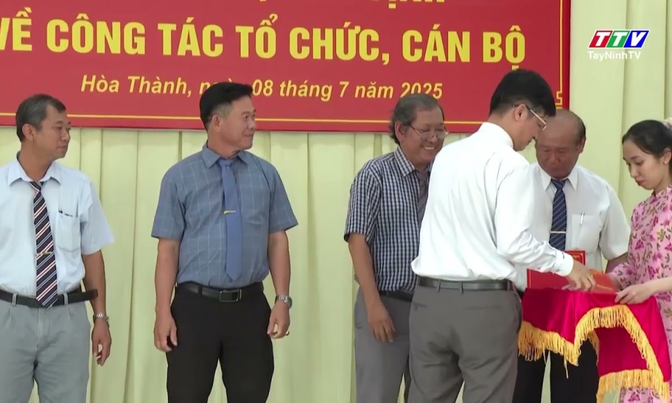 Phường Hoà Thành trao các quyết định về công tác cán bộ