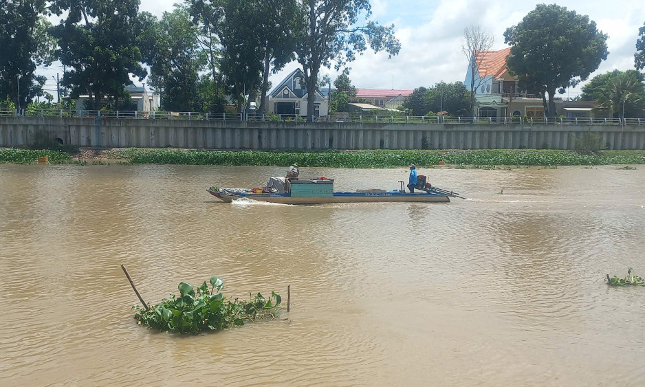 Nước lũ bắt đầu đổ về vùng Đồng Tháp Mười của tỉnh