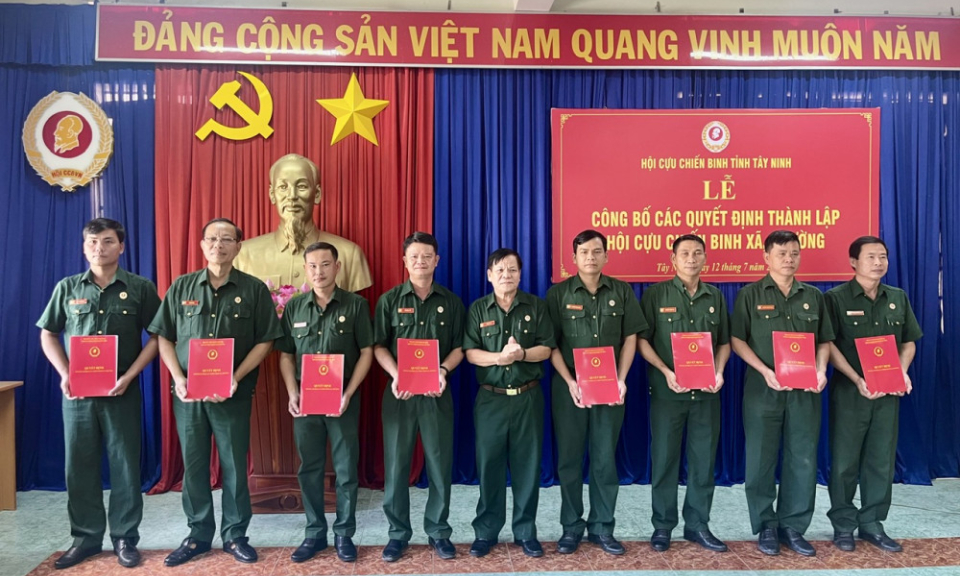 Hội Cựu chiến binh tỉnh công bố quyết định thành lập Hội Cựu chiến binh xã, phường