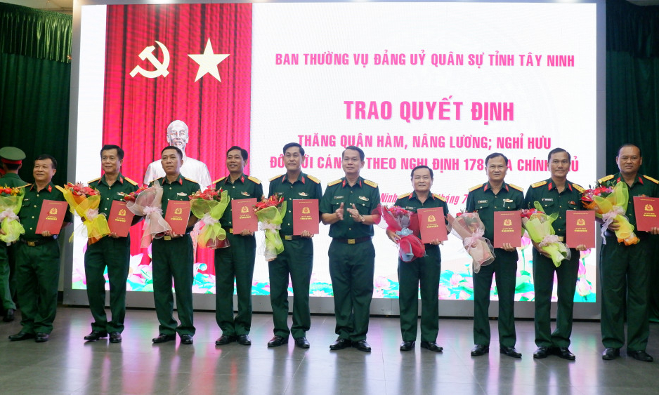 Ban Thường vụ Đảng ủy Quân sự tỉnh: Trao quyết định về công tác cán bộ cho 29 sĩ quan