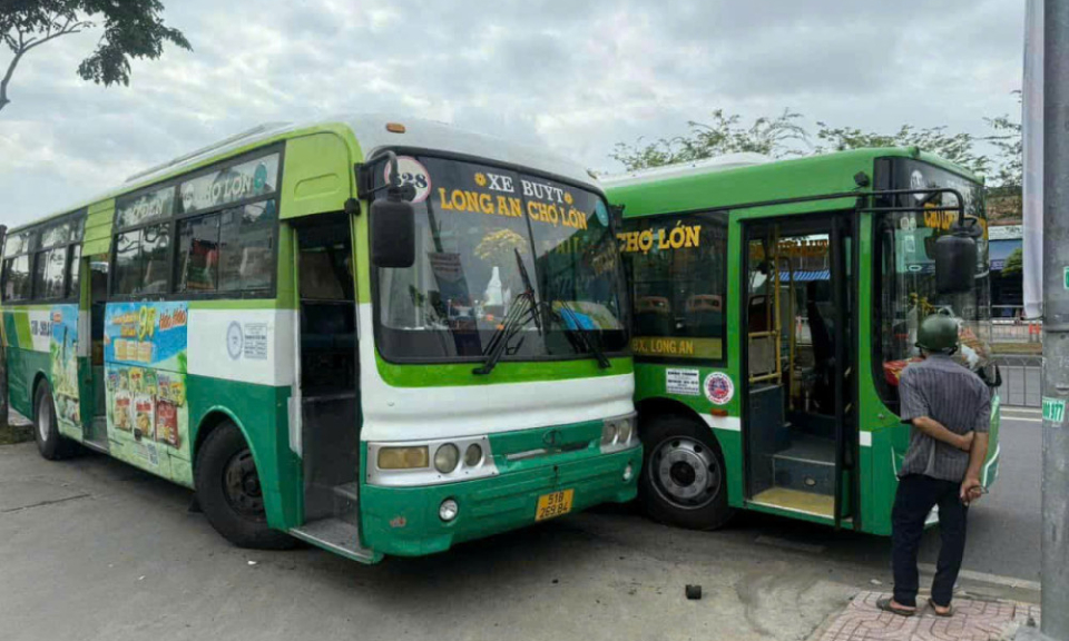 Tranh giành rước khách, xe buýt ép nhau văng lên vỉa hè