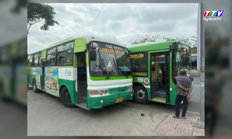 Tranh giành rước khách, xe buýt ép nhau văng lên vỉa hè