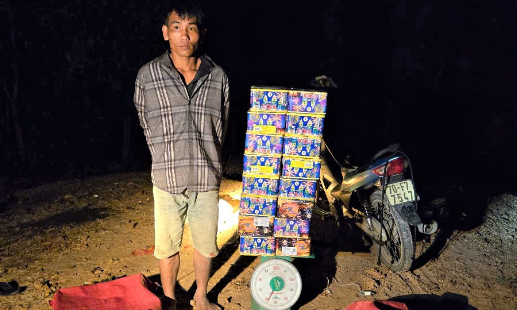 Bắt đối tượng vận chuyển 56kg pháo hoa