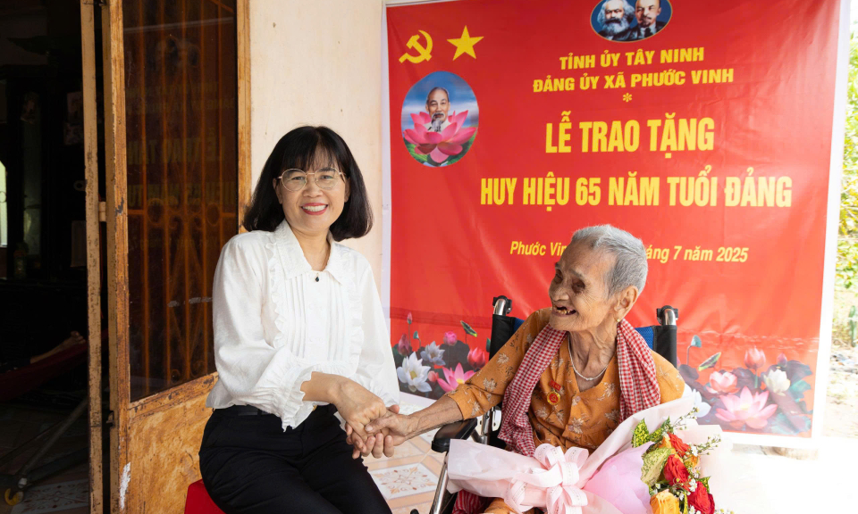 Trao Huy hiệu 65 năm tuổi Đảng cho đảng viên Rum Thị Chanh