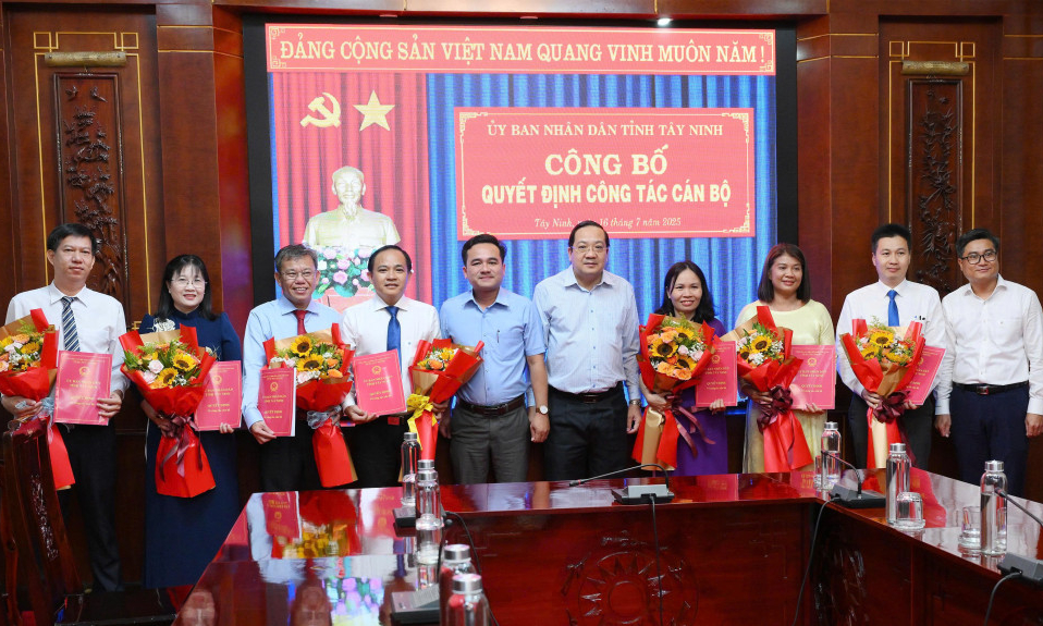 UBND tỉnh Tây Ninh công bố các quyết định công tác cán bộ