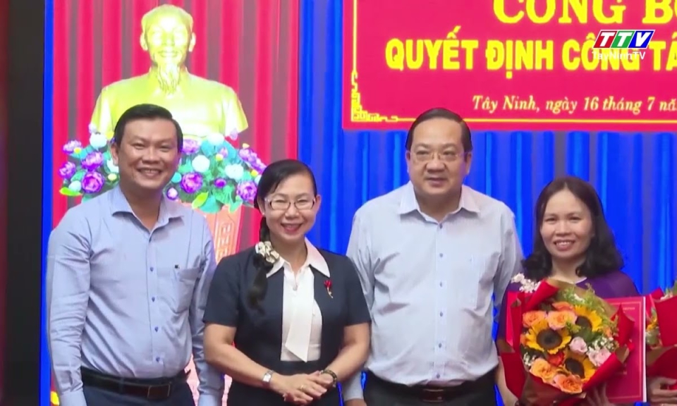 UBND tỉnh trao quyết định cán bộ