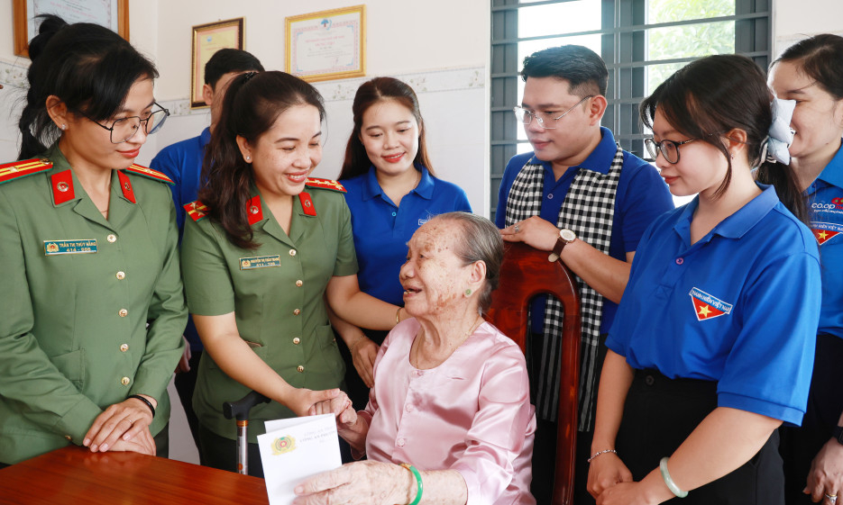 Tuổi trẻ phường Tân Ninh tri ân Mẹ Việt Nam anh hùng