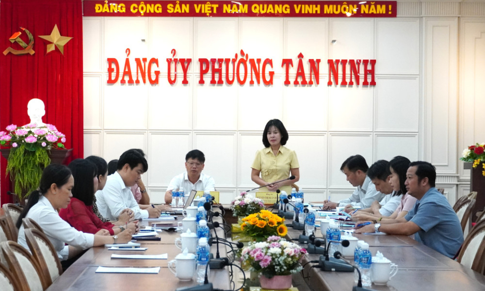Trưởng ban Tuyên giáo và Dân vận Tỉnh ủy Nguyễn Thị Xuân Hương làm việc với phường Tân Ninh