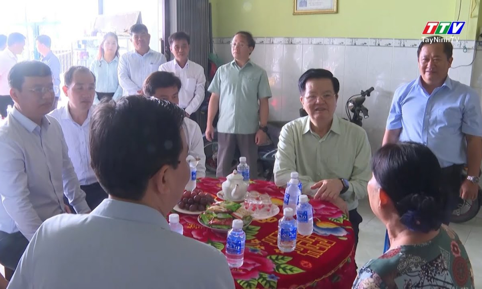 Phó Thủ tướng Chính phủ Mai Văn Chính thăm, tặng quà gia đình chính sách