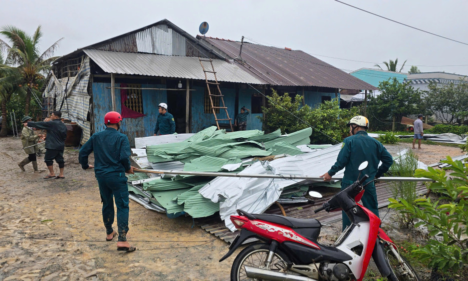 Tuyên Thạnh – Mưa giông làm 09 căn nhà bị tốc mái và hư hỏng nặng