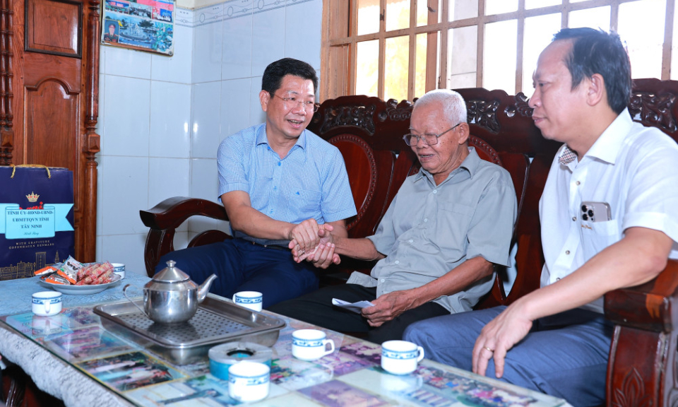 Lãnh đạo tỉnh thăm và tặng quà gia đình chính sách tại phường Trảng Bàng