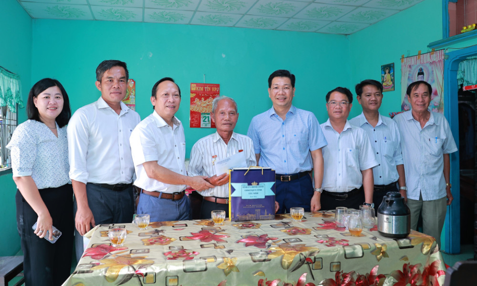 Lãnh đạo tỉnh thăm và tặng quà gia đình chính sách tại phường Trảng Bàng