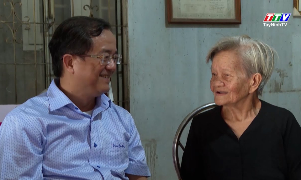 Lãnh đạo UBND tỉnh thăm, tặng quà gia đình chính sách