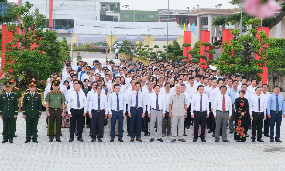 Tây Ninh: Viếng nghĩa trang liệt sĩ nhân ngày 27/7