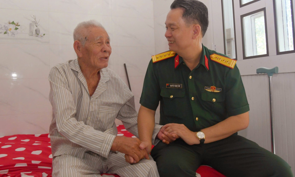 Bộ Chỉ huy Quân sự tỉnh Tây Ninh thăm, tặng quà các gia đình chính sách