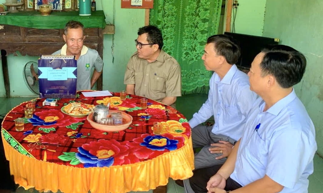Trưởng ban Nội chính Tỉnh ủy Trương Nhật Quang thăm, tặng quà các gia đình chính sách