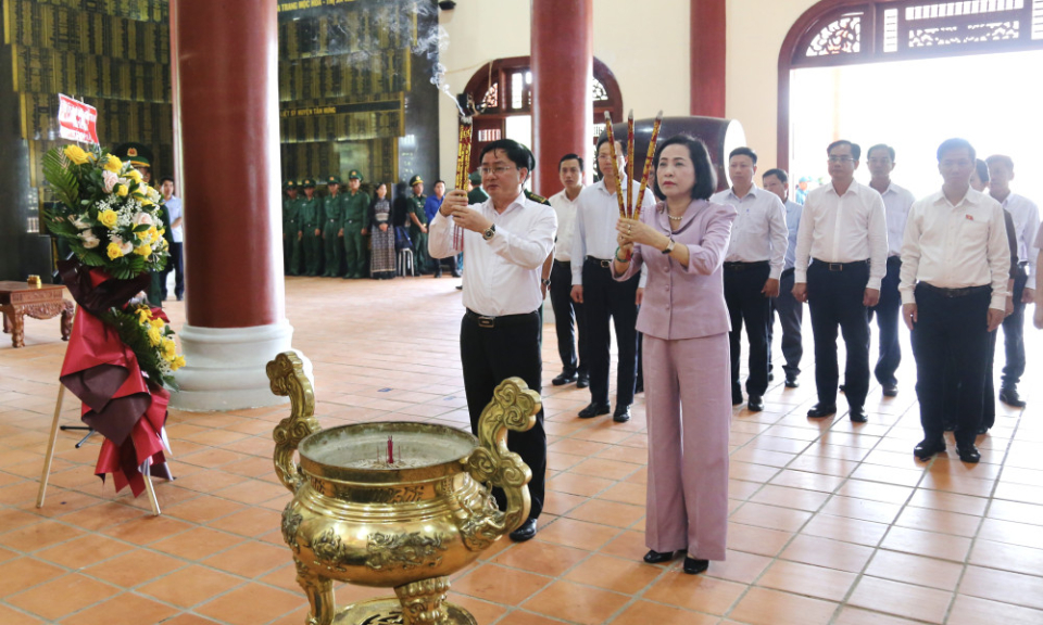Phó Chủ tịch Quốc hội Nguyễn Thị Thanh thăm và làm việc với Đồn Biên phòng Long Khốt 