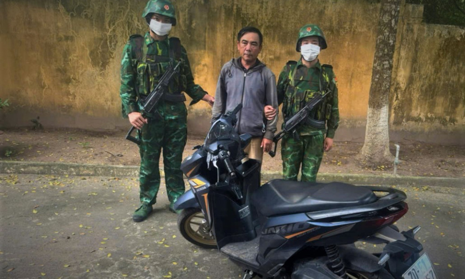Bắt đối tượng vận chuyển xe máy trái phép qua biên giới