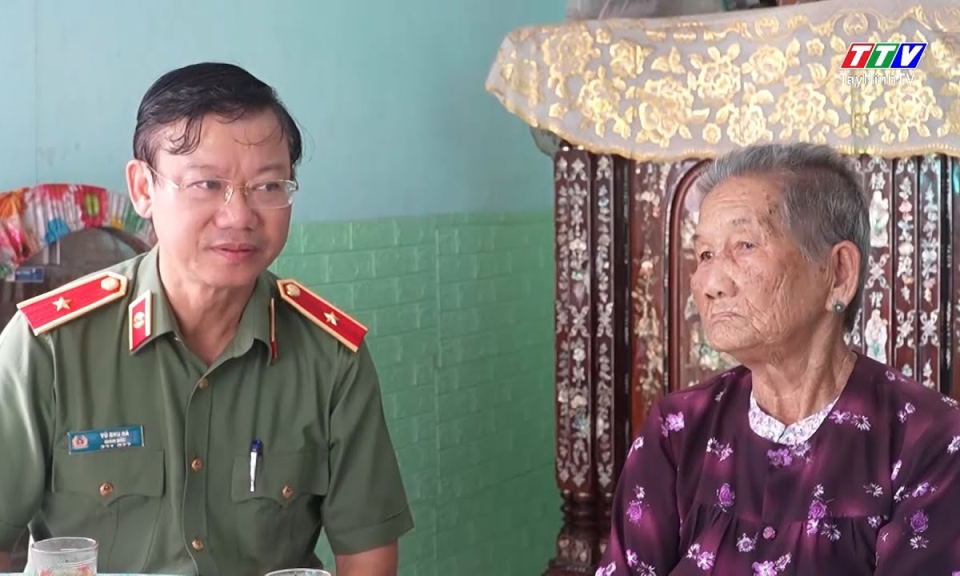 Giám đốc Công an tỉnh Tây Ninh thăm, tặng quà gia đình chính sách