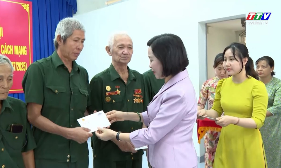 Phó Chủ tịch Quốc hội Nguyễn Thị Thanh tặng quà cho gia đình chính sách