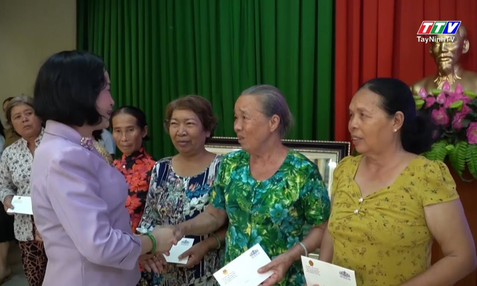 Phó Chủ tịch Quốc hội Nguyễn Thị Thanh trao quà cho gia đình chính sách tại xã Tuyên Bình