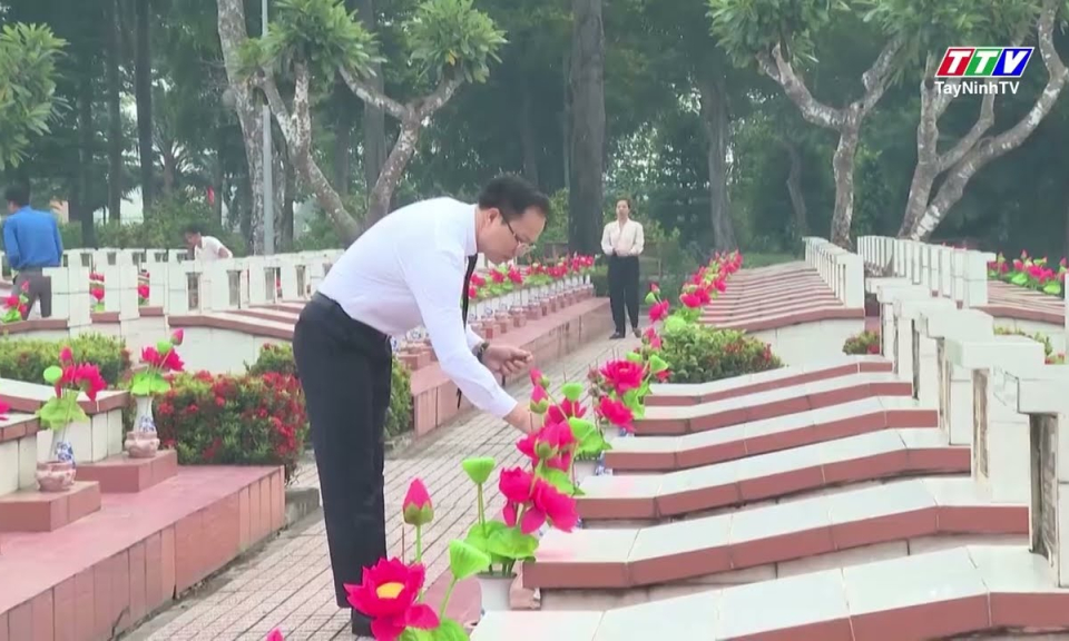 Viếng nghĩa trang, tri ân các anh hùng liệt sĩ 