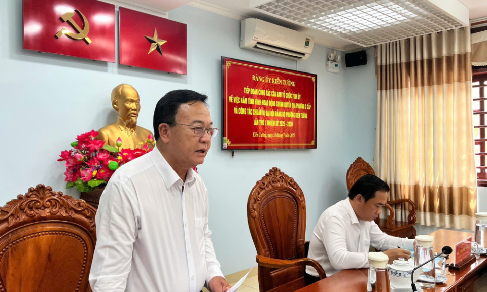 Phó Trưởng ban Tổ chức Tỉnh ủy Lê Quốc Gấm làm việc với Đảng ủy phường Kiến Tường