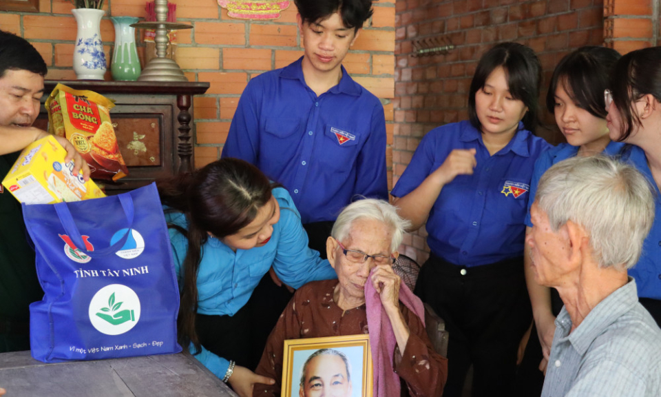 Ấm lòng Bữa cơm tri ân của các bạn trẻ