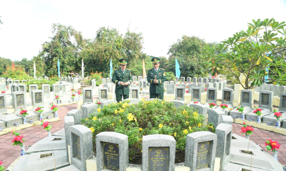 Ban Chỉ huy Bộ đội Biên phòng Tây Ninh: Thắp hương tưởng niệm các anh hùng, liệt sĩ trên biên giới