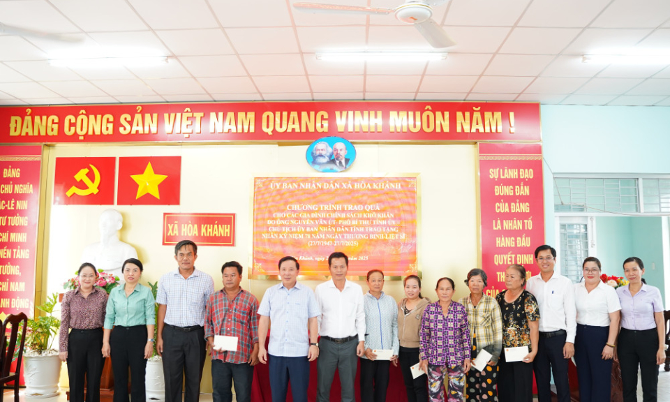 Chủ tịch UBND tỉnh Nguyễn Văn Út tặng quà gia đình chính sách tại xã Hòa Khánh