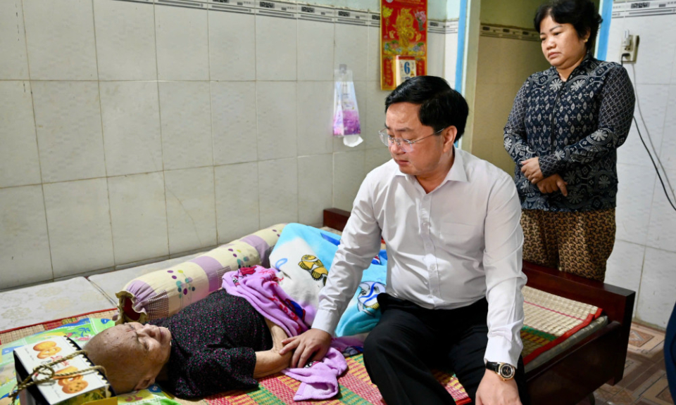 Bí thư Tỉnh ủy Nguyễn Văn Quyết thăm, tặng quà các gia đình chính sách tiêu biểu tại xã Tân Biên