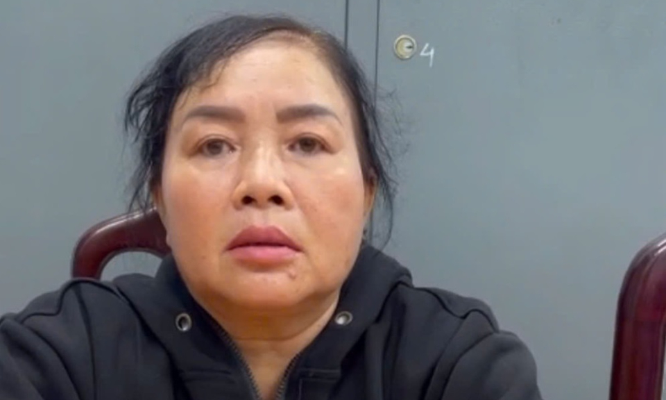 Bắt người phụ nữ cướp giật tiền của người già