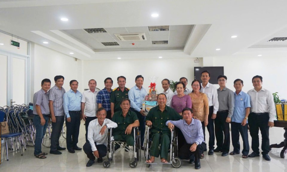 Lãnh đạo UBND tỉnh thăm, tặng quà thương binh nặng tại Long Đất