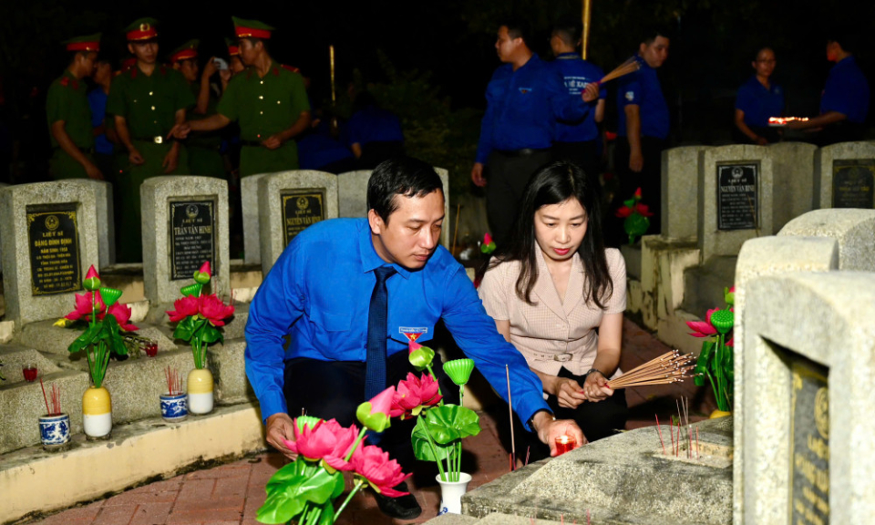 Tuổi trẻ Tây Ninh thắp nến tri ân các anh hùng liệt sĩ tại Nghĩa trang liệt sĩ Đồi 82