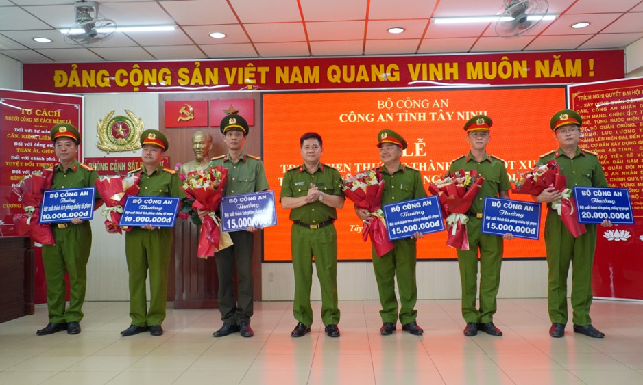 Khen thưởng các đơn vị phá nhanh vụ án giết người, cướp tài sản