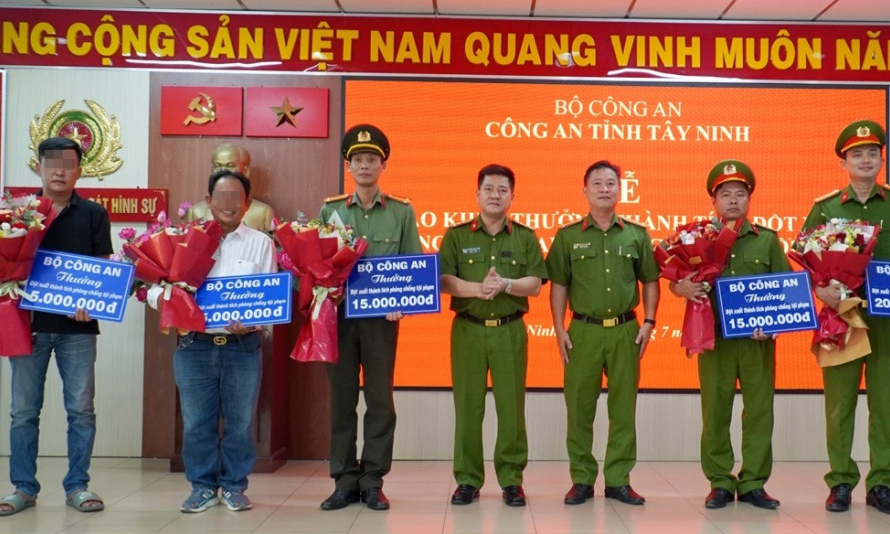 Khen thưởng 3 tập thể và 2 người dân truy bắt tên cướp tài sản xe ôm