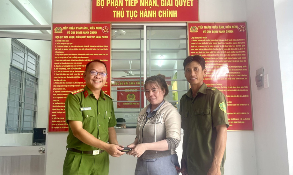 Xã Hưng Điền: Trả lại tài sản cho người dân đánh rơi