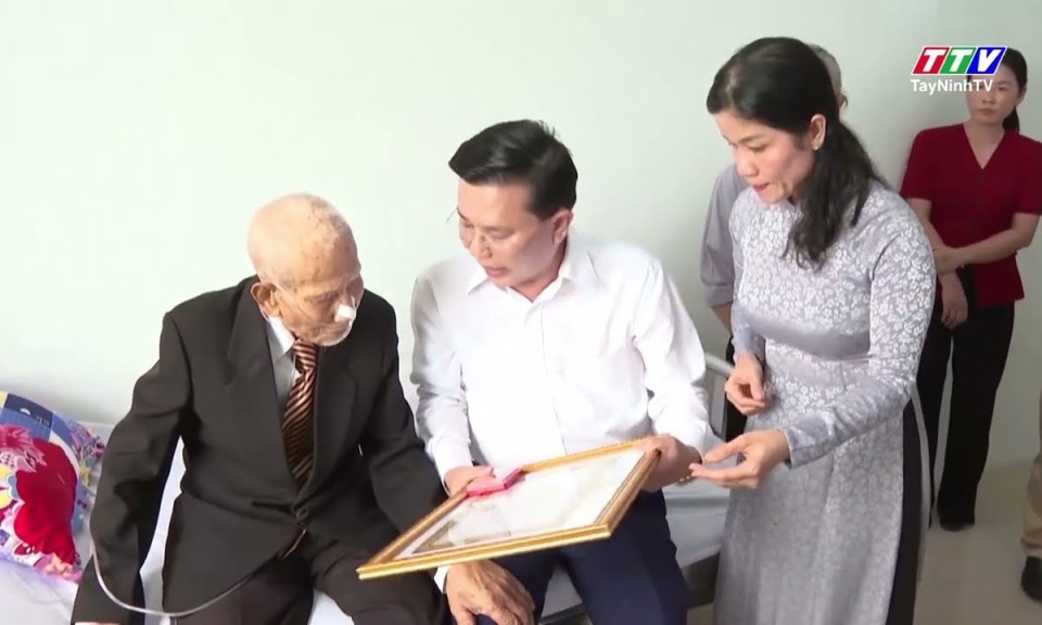 Phó Bí thư Tỉnh uỷ Tây Ninh Nguyễn Thanh Hải trao huy hiệu Đảng
