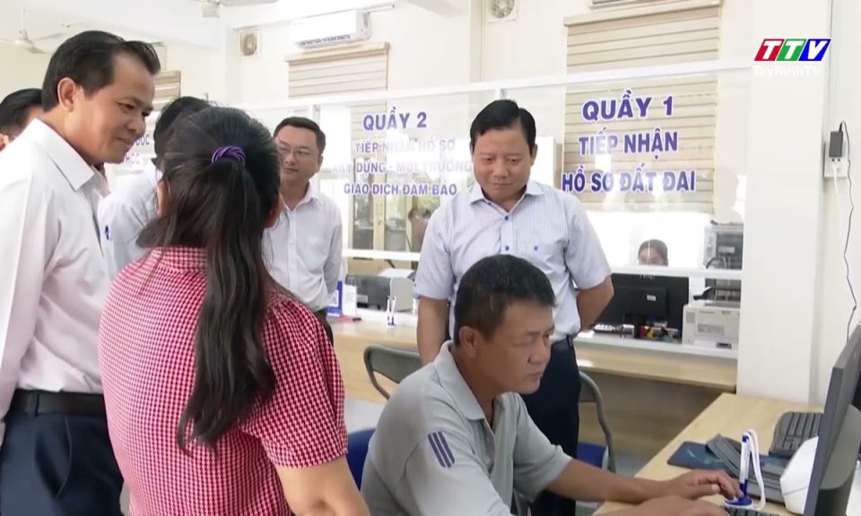 Lãnh đạo UBND tỉnh kiểm tra tình hình hoạt động xã Hiệp Hòa