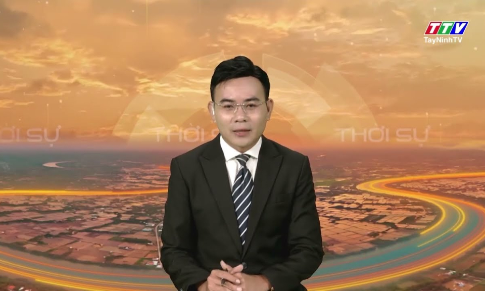 Đông Thành: Trao tiền hỗ trợ 2 gia đình bị tốc mái nhà do giông lốc