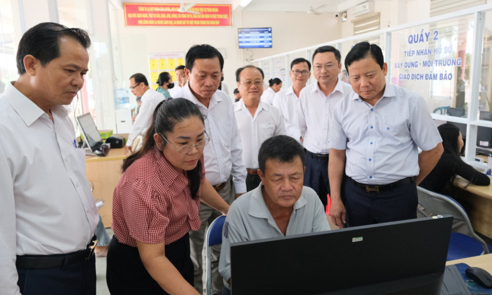 Phó Chủ tịch UBND tỉnh Phạm Tấn Hòa kiểm tra tình hình hoạt động của xã Hiệp Hòa